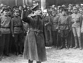 Выступление председателя Реввоенсовета Л. Д. Троцкого на митинге после вступления в город частей Красной Армии. Пенза, 1918